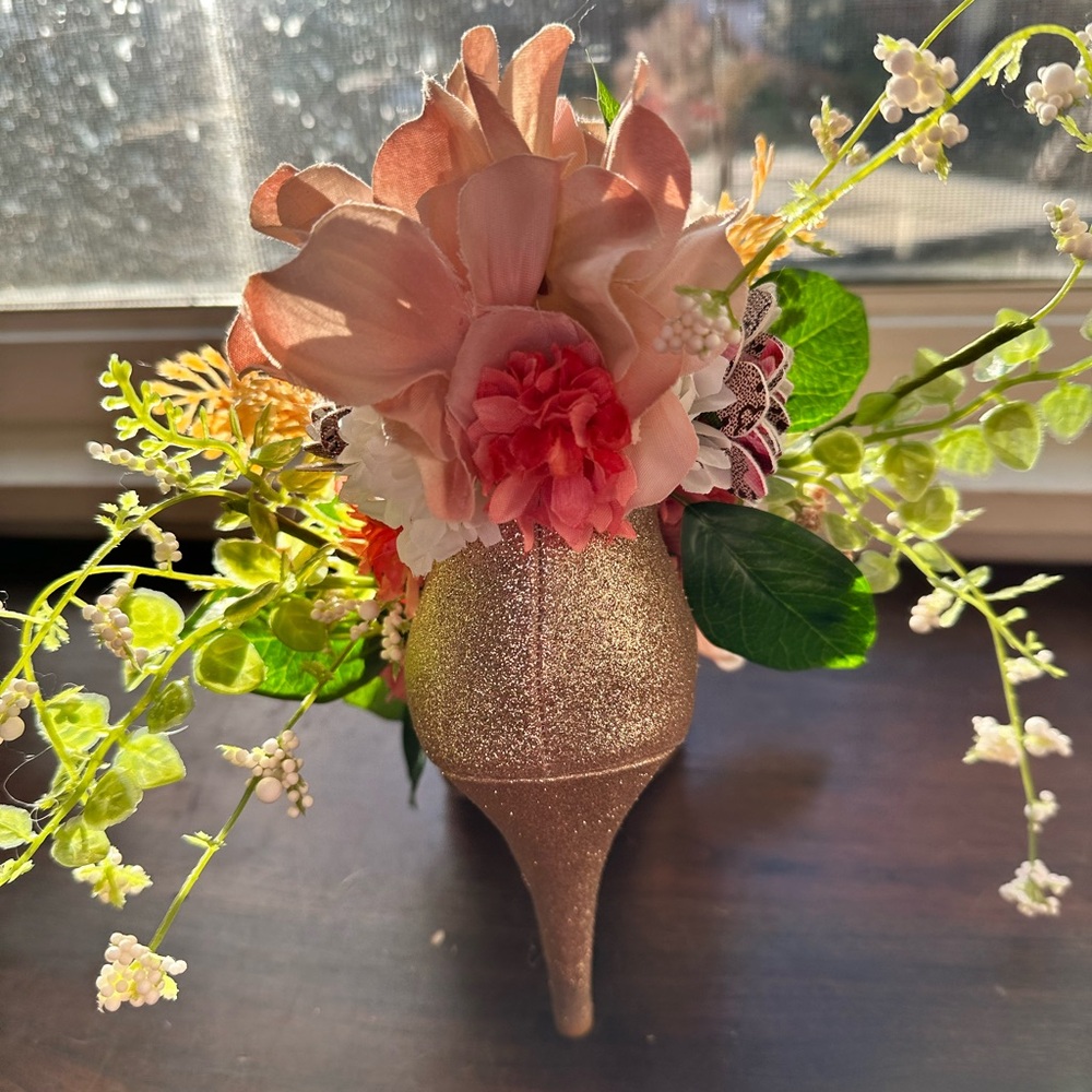 Gold Stiletto with Floral Arrangement - Picture 4 of 9